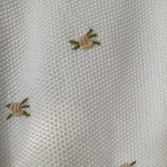 Cutest knit sweater with little flowers - Picture 2 of 4